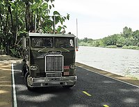 white_freightliner_015.jpg