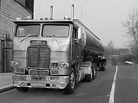 white_freightliner_002.jpg